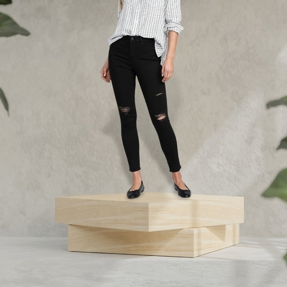 6 Petite • Old Navy • High-Waisted Rockstar Super-Skinny Distressed Jeans - Picture 5 of 5